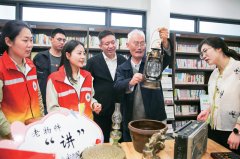 <b>爱国爱家 相亲相爱 向上向善 共建共享</b>